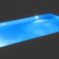 Piscine éclairée la nuit