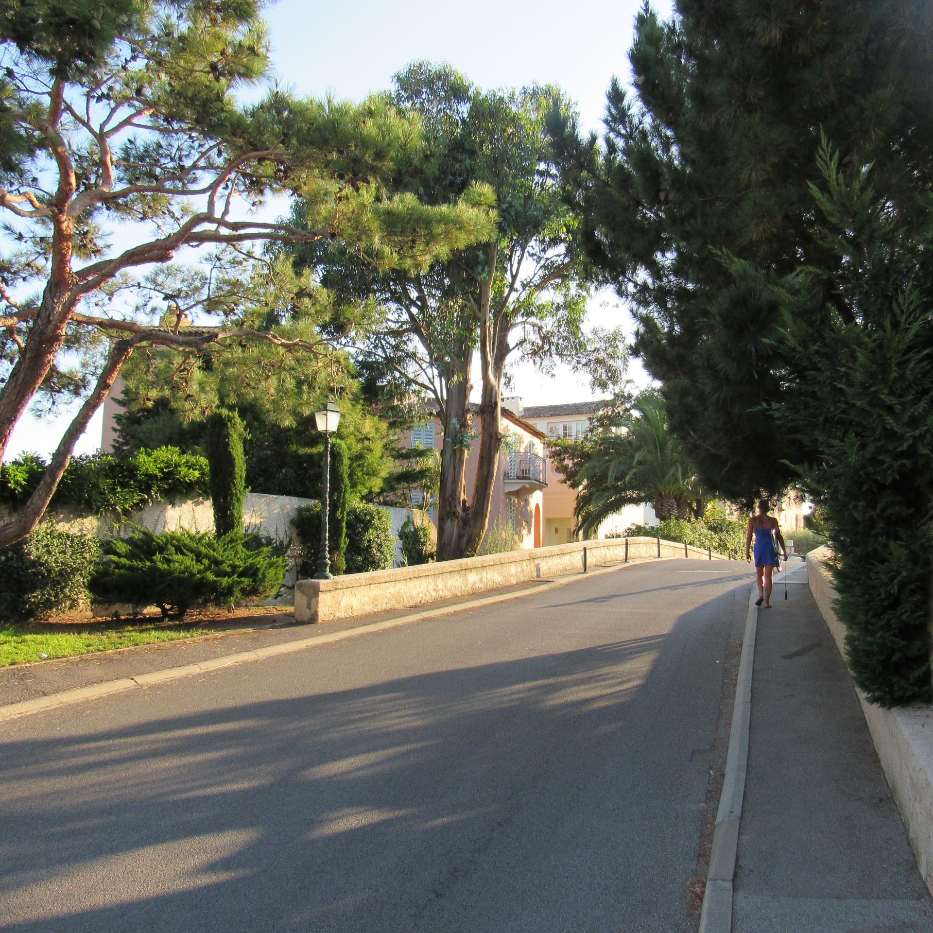 Ruelle avec petit pont dans Port Grimaud 2
