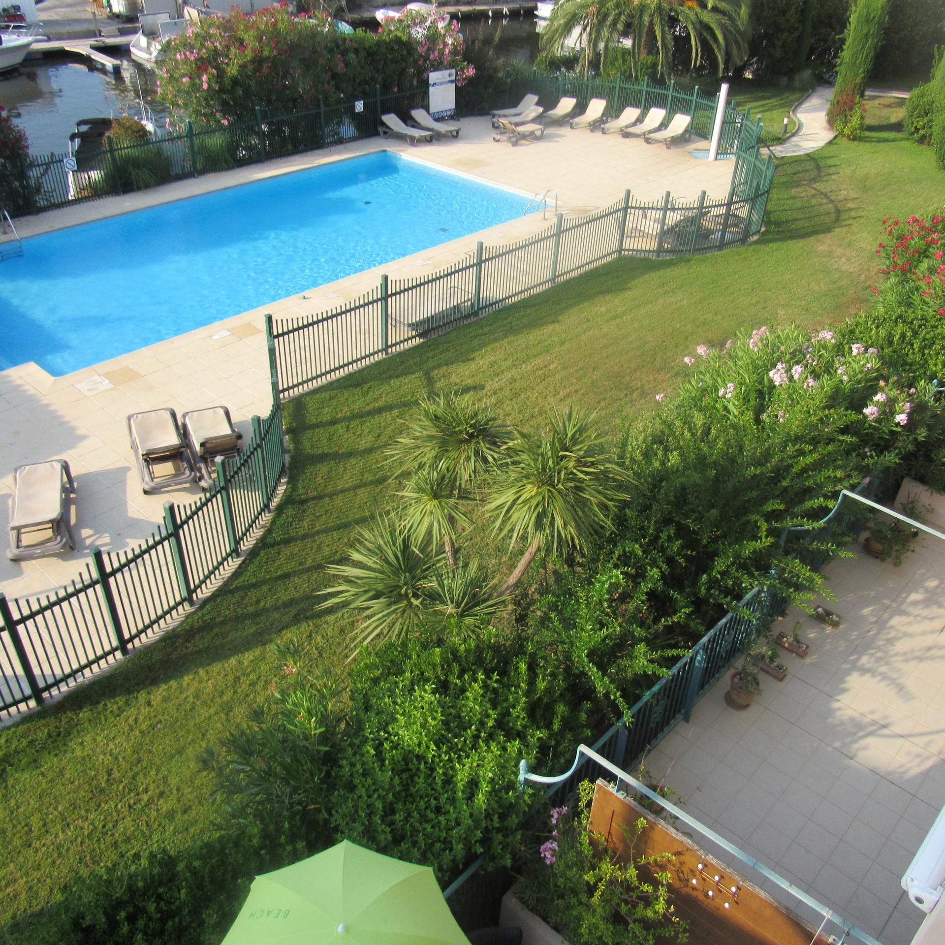 Piscine vue depuis la terrasse de l'appartement