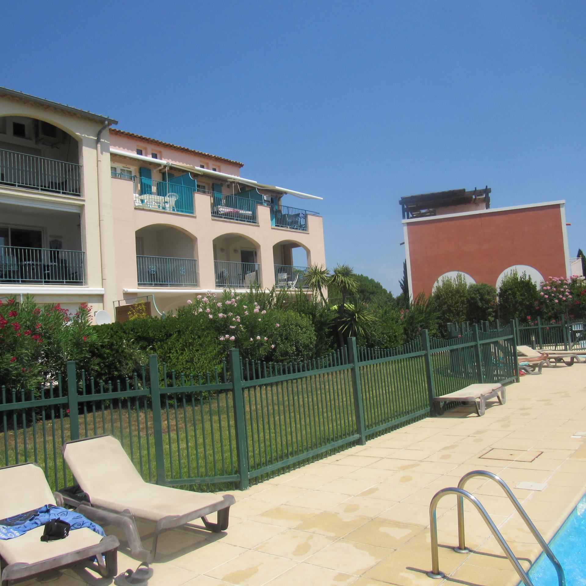 Vue sur l'appartement depuis la piscine