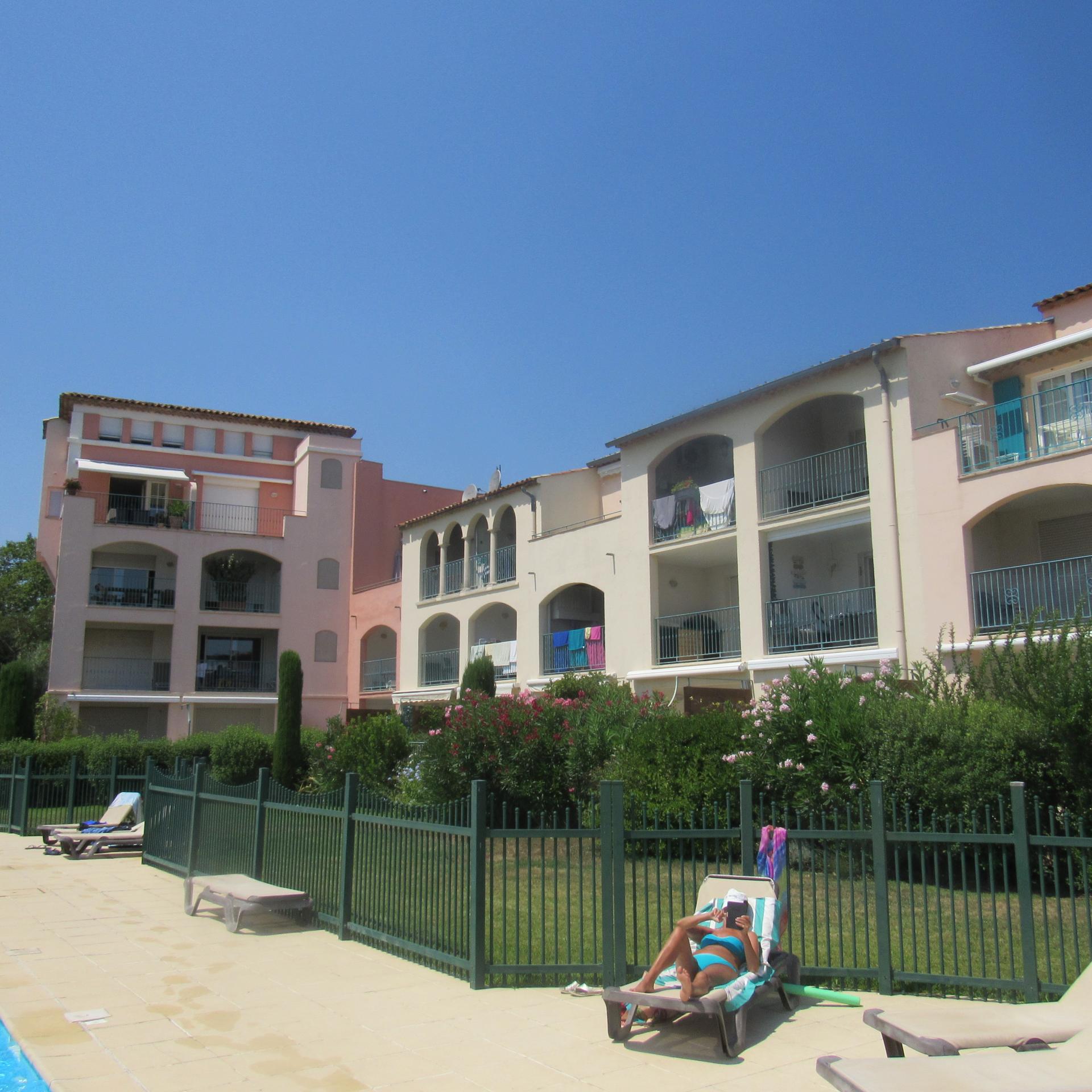 Bâtiment vu depuis la piscine