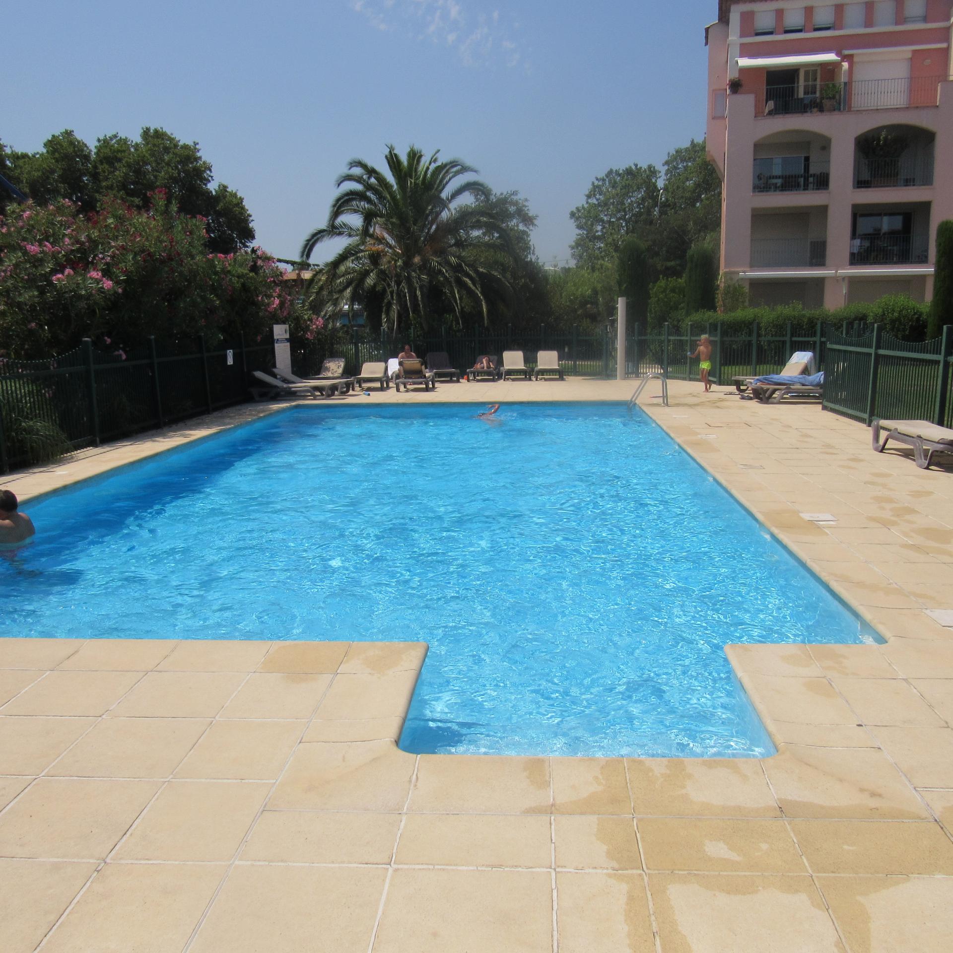 Piscine (côté peu profond avec escalier)