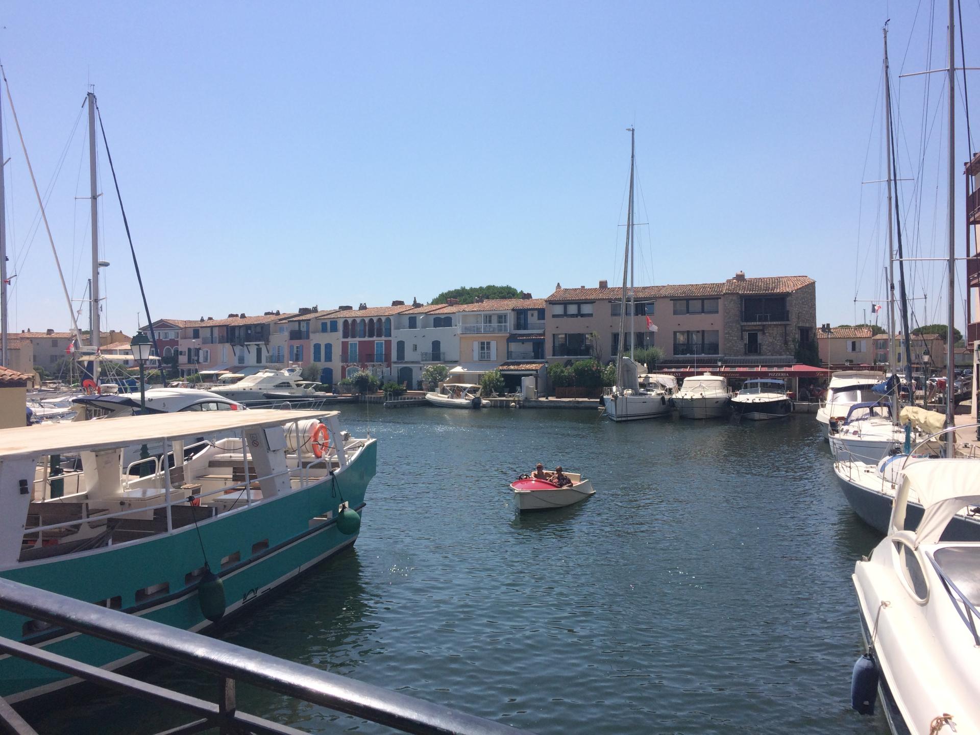 Un des canaux de Port Grimaud dans le centre